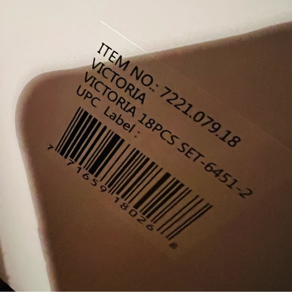 Brilliant Victoria Bone China 18 Piece Dinnerware Set Service for 6 - Picture 2 of 4